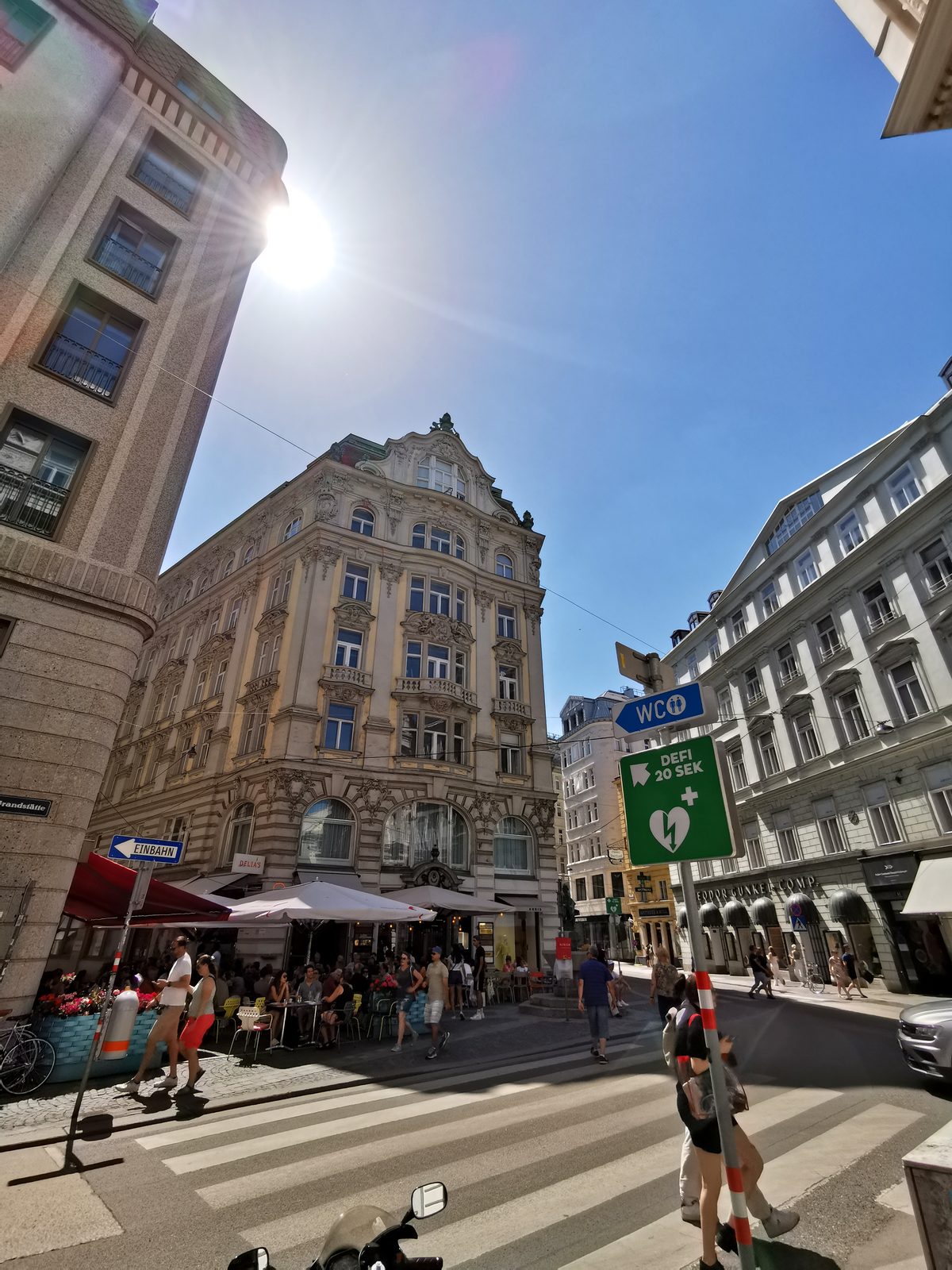 Relaxed street life in Neubau