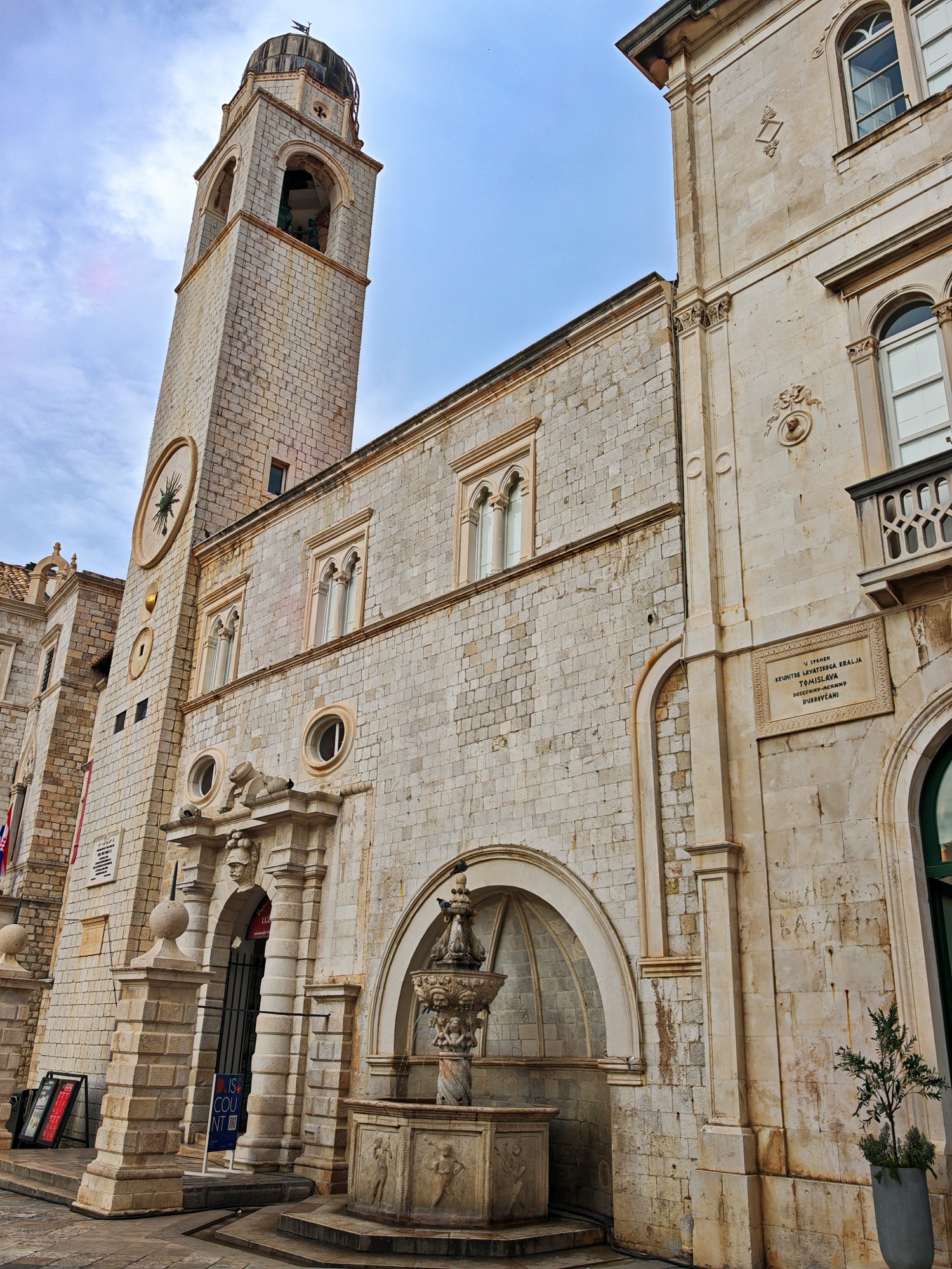 The small Onofrio fountain beneath the clock tower
